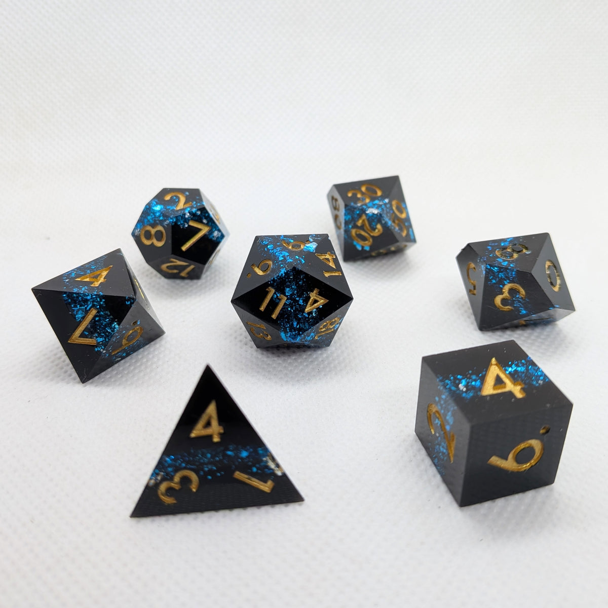 Dés en Résine à Bords Vifs : Veine de Cobalt