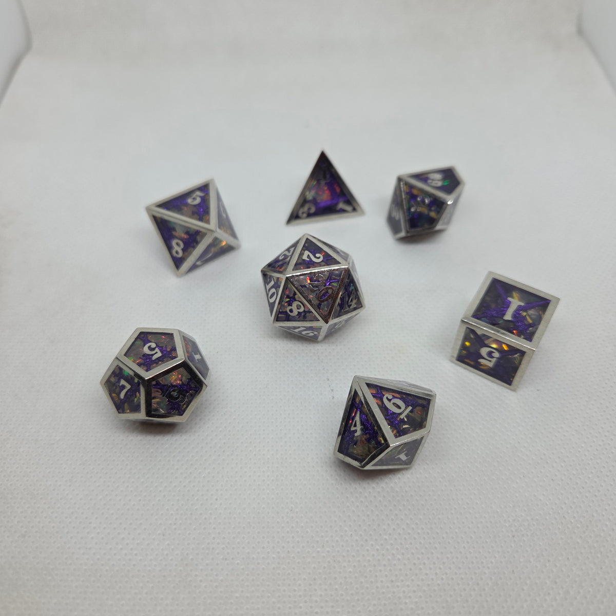 Dés en métal et résine à bords tranchants : Épée violette