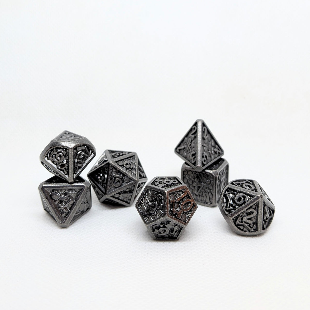 Dés en métal : Écaille de dragon argentée